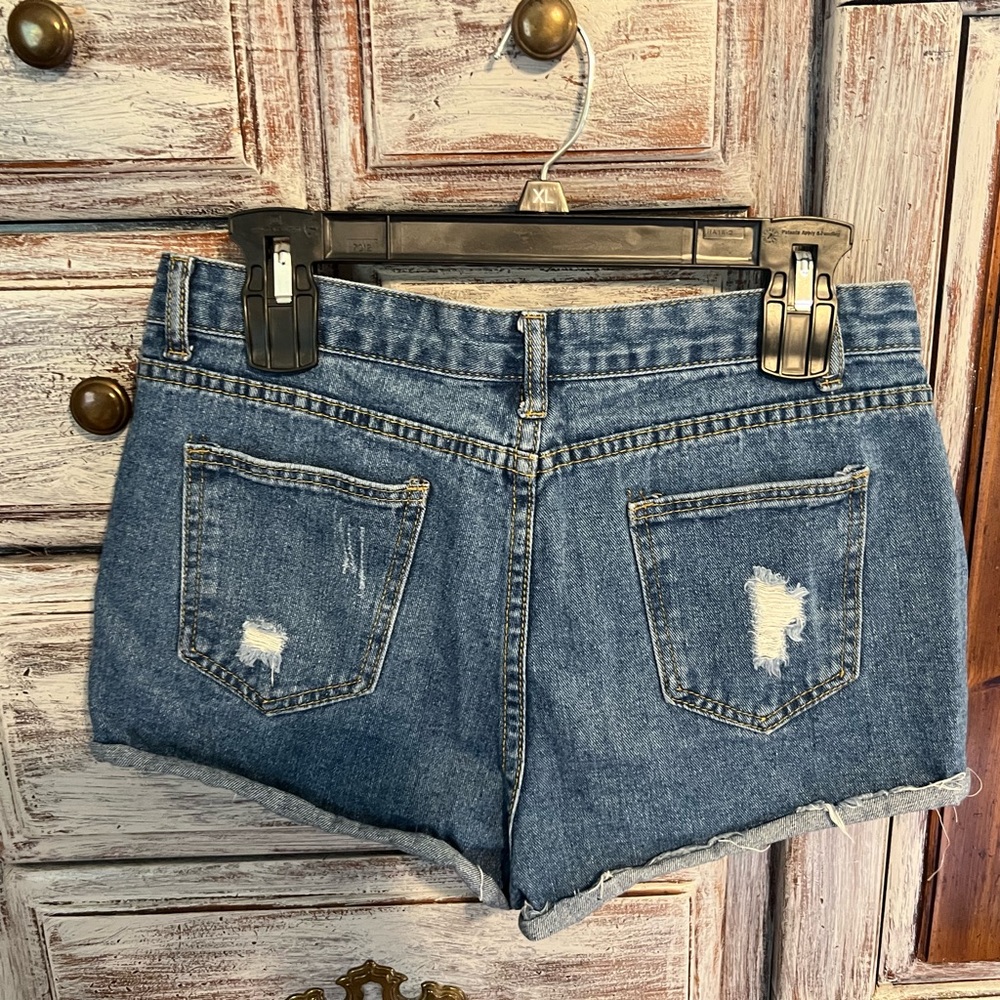 PUDR JEANS MEDIUM WASH RIPPED JEAN SHORTS